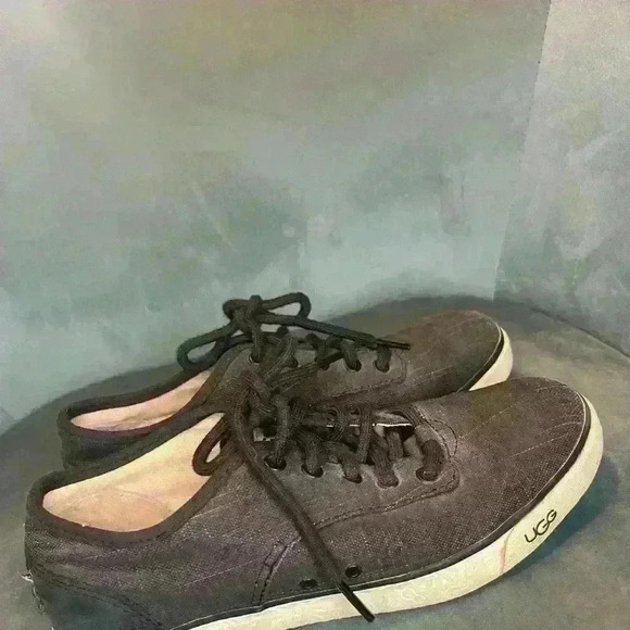 UGG sneakers size 5.5 - Picture 1 of 6
